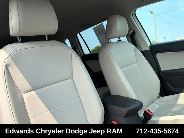 Used 2018 White Volkswagen 2.0T SE image 26