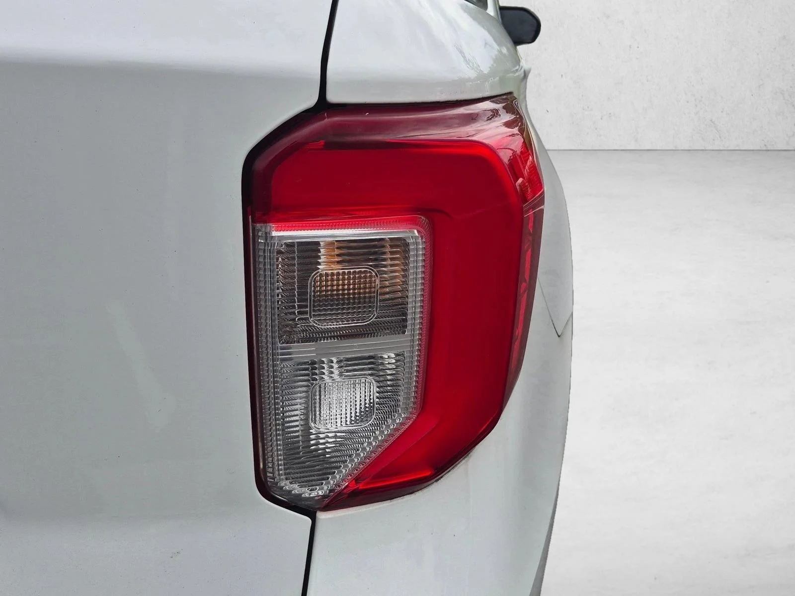 Used 2022 Star White Metallic Tri-Coat Ford Limited image 5