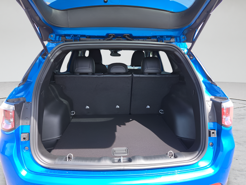 New 2026 Hydro Blue Pearl-Coat Exterior Paint Jeep Latitude image 20