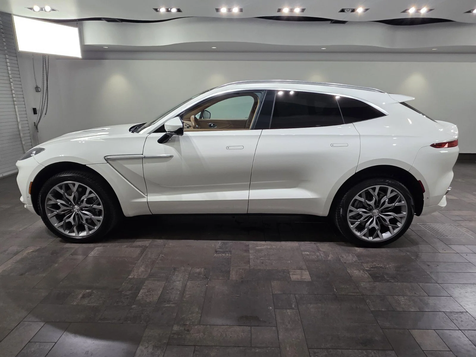 Used 2022 Stratus White Gloss Aston Martin 550 image 25