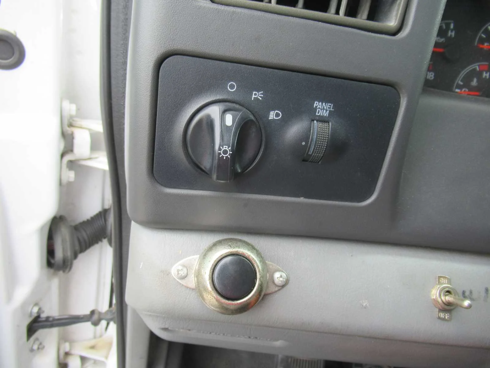Used 2003 Oxford White Ford XL image 25