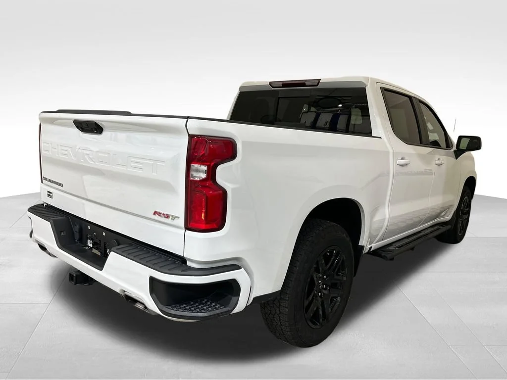 Used 2025 Summit White Chevrolet RST image 6