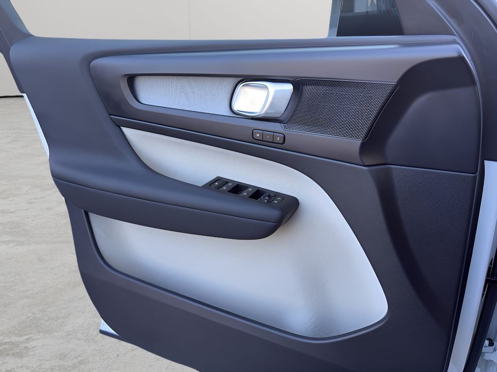2026 Volvo XC40 Plus - Photo 15