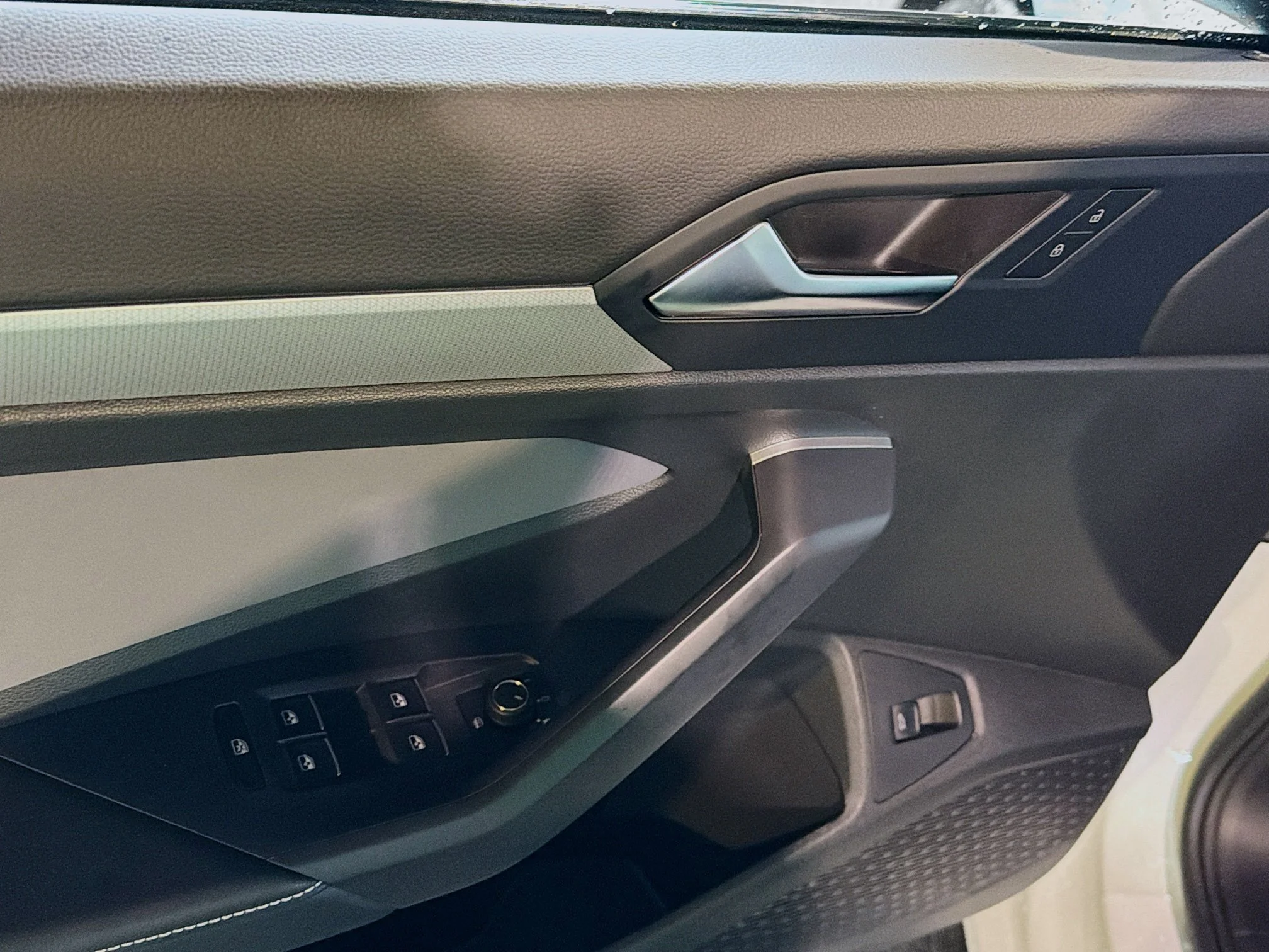 New 2026 White Pearl Volkswagen SE image 21