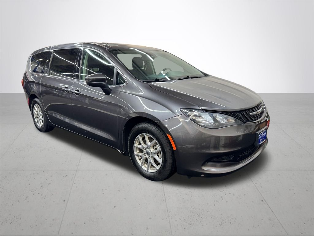 2023 Chrysler Voyager LX - Photo 9