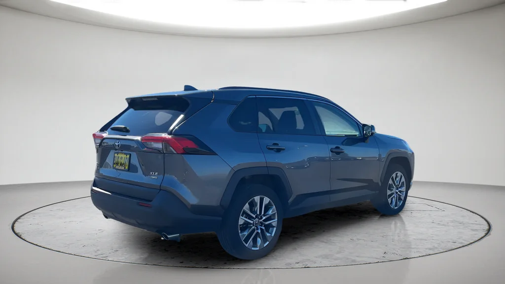 Used 2023  Toyota XLE Premium image 5