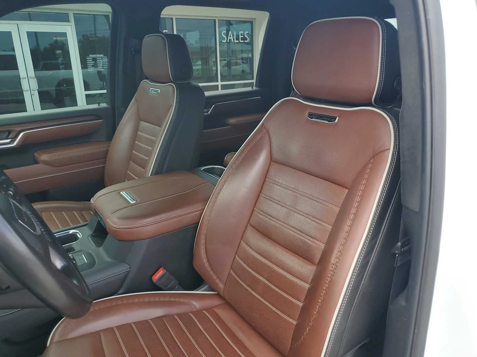 Used 2025 White Frost Tricoat GMC Denali Ultimate image 24