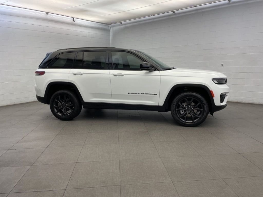 New 2025 Bright White Clear-Coat Exterior Paint Jeep Limited image 2