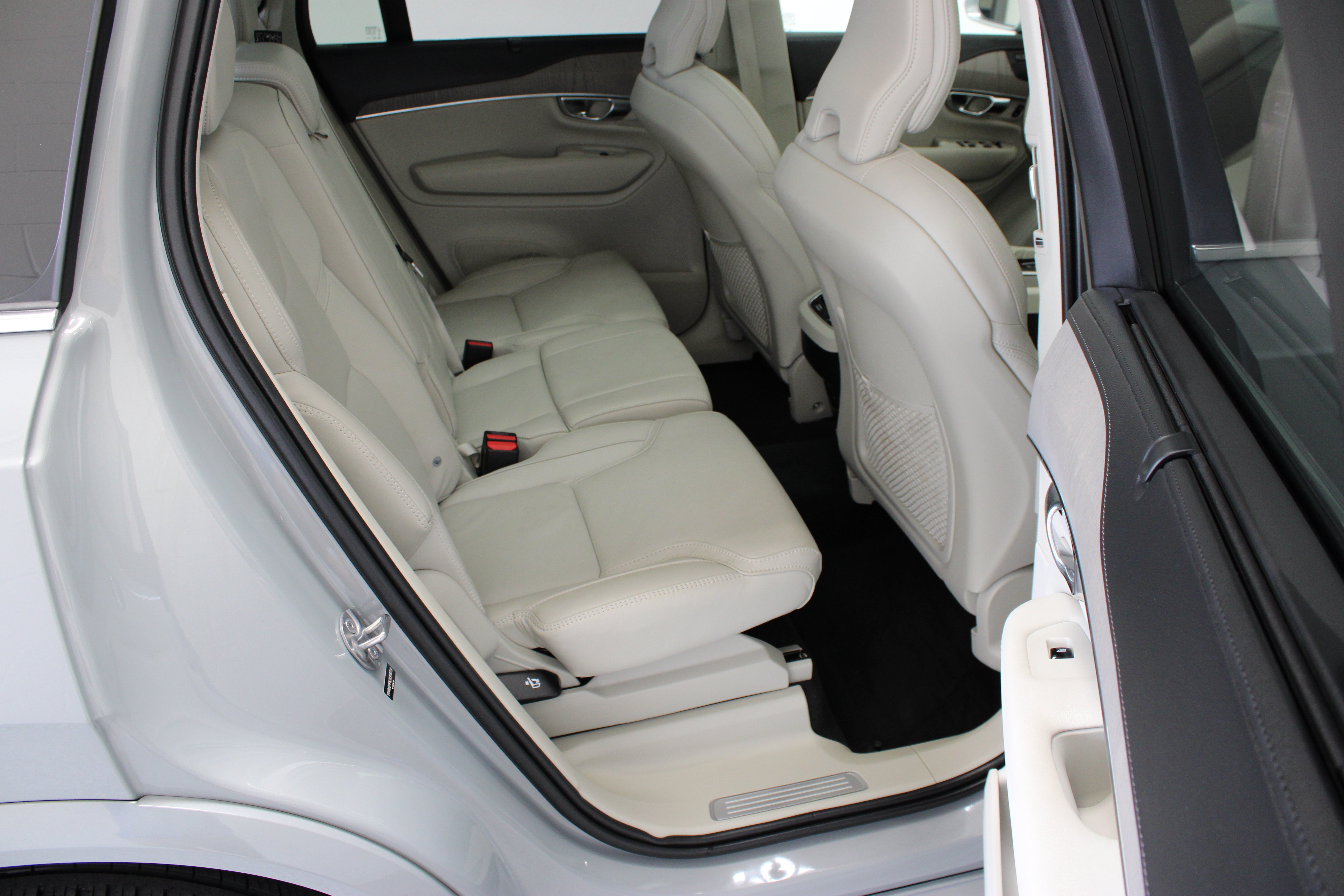 Used 2025 Vapour Grey Metallic Volvo Ultra 2.0T/Electric image 36