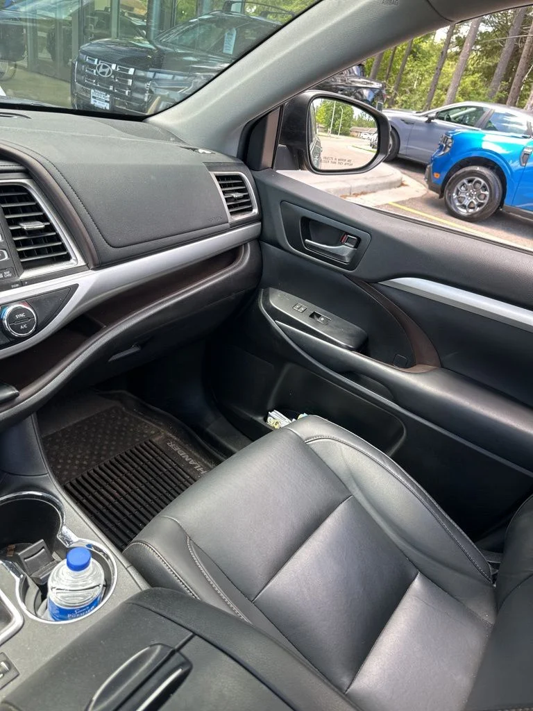 Used 2019 Shoreline Blue Pearl Toyota XLE image 4