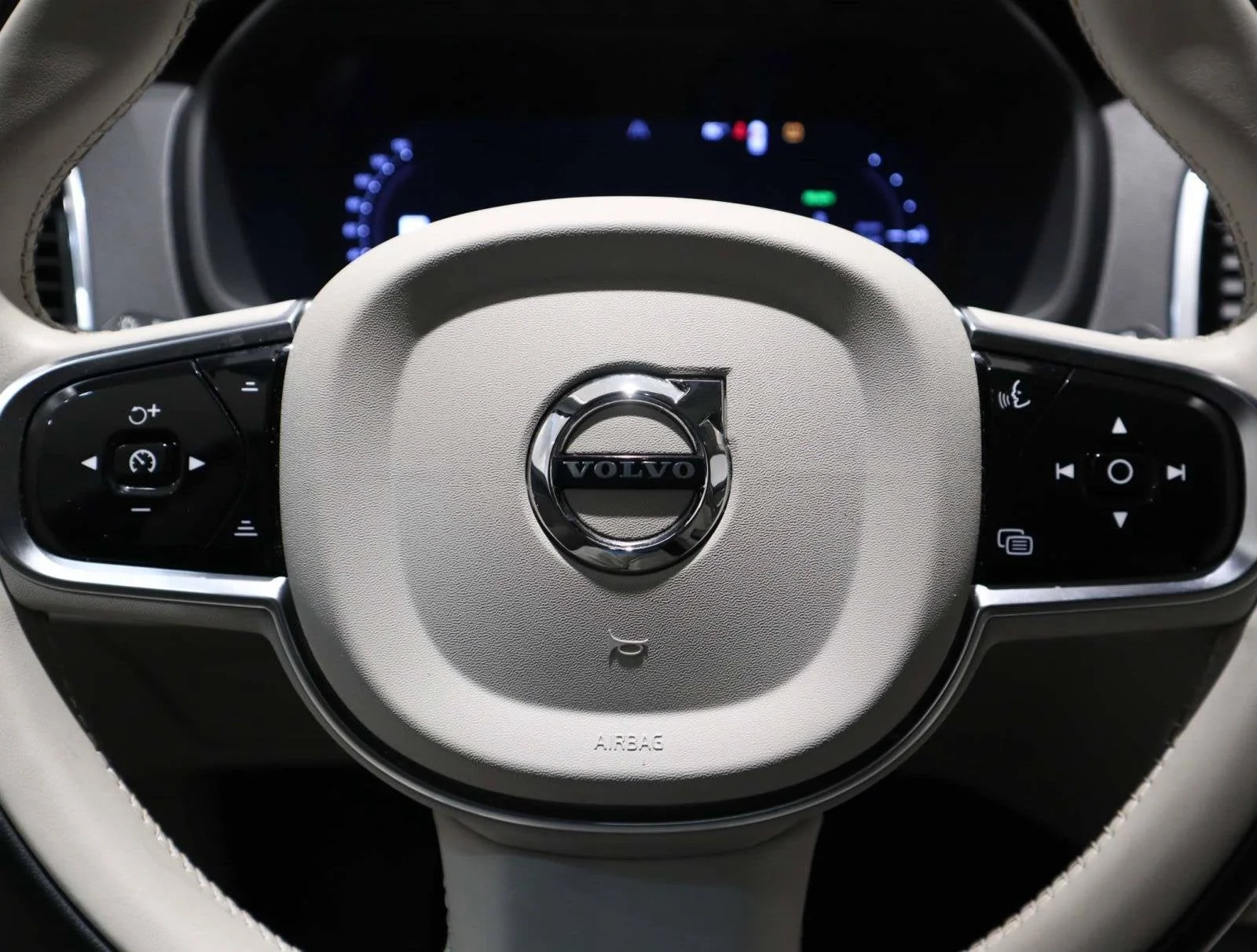 Used 2025 White Volvo Plus image 25