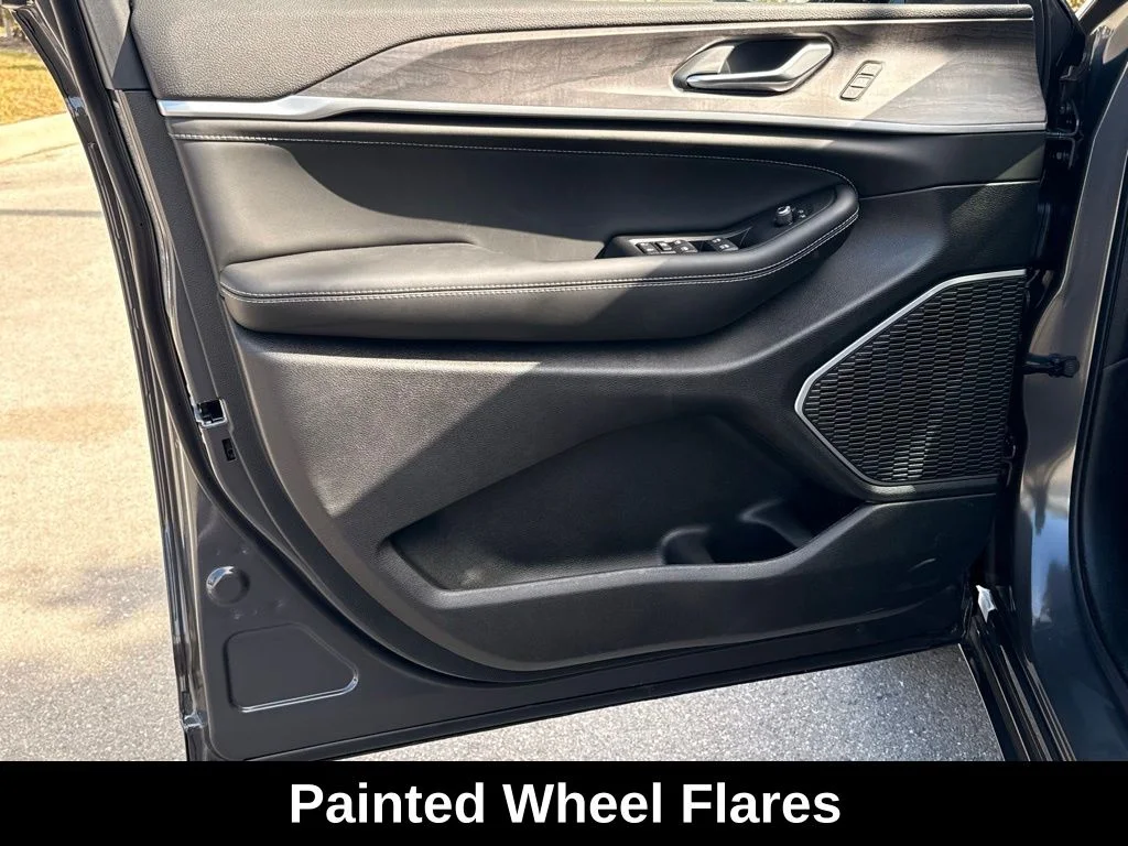 New 2026 Baltic Gray Metallic Clear-Coat Exterior Paint Jeep Limited Reserve image 28