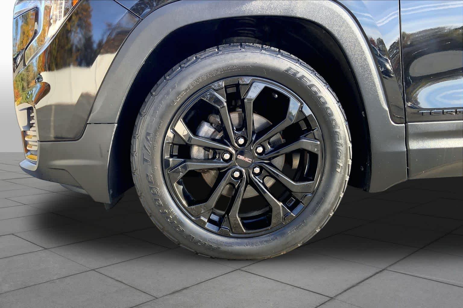 Used 2022 Ebony Twilight Metallic GMC SLE image 11