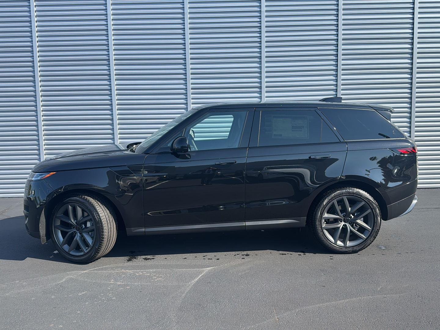 New 2027 Santorini Black Land Rover SE image 2