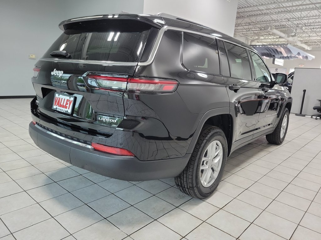 New 2026 Diamond Black Crystal Pearl-Coat Exterior Paint Jeep Laredo image 8