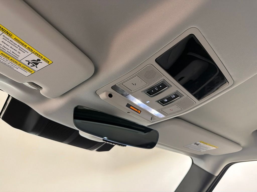 New 2026 Fuji White Land Rover X-Dynamic SE image 18
