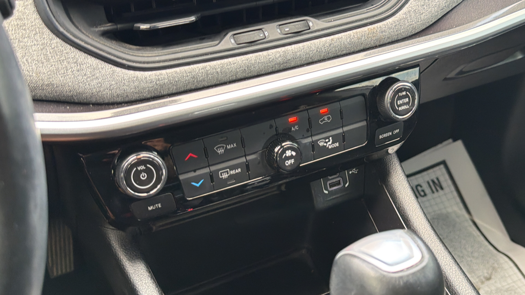 Used 2022 Silver Jeep Latitude Lux image 24