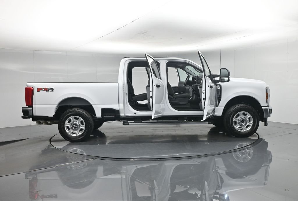 New 2026 Oxford White Ford XLT image 4