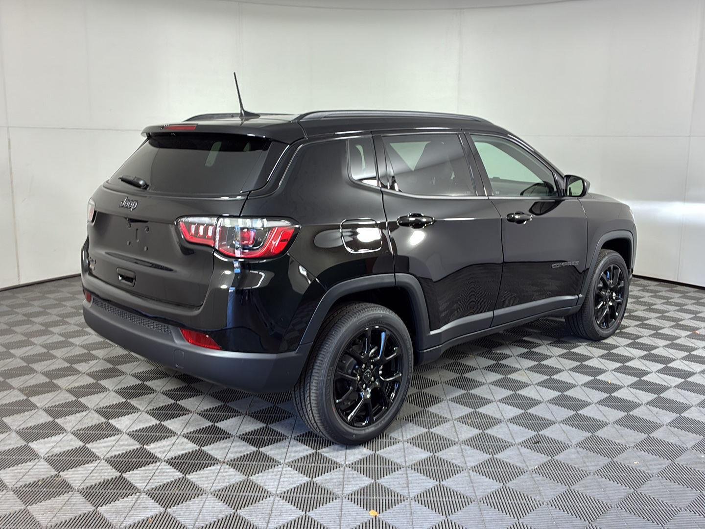 New 2026 Diamond Black Crystal Pearl-Coat Exterior Paint Jeep Latitude Altitude image 4