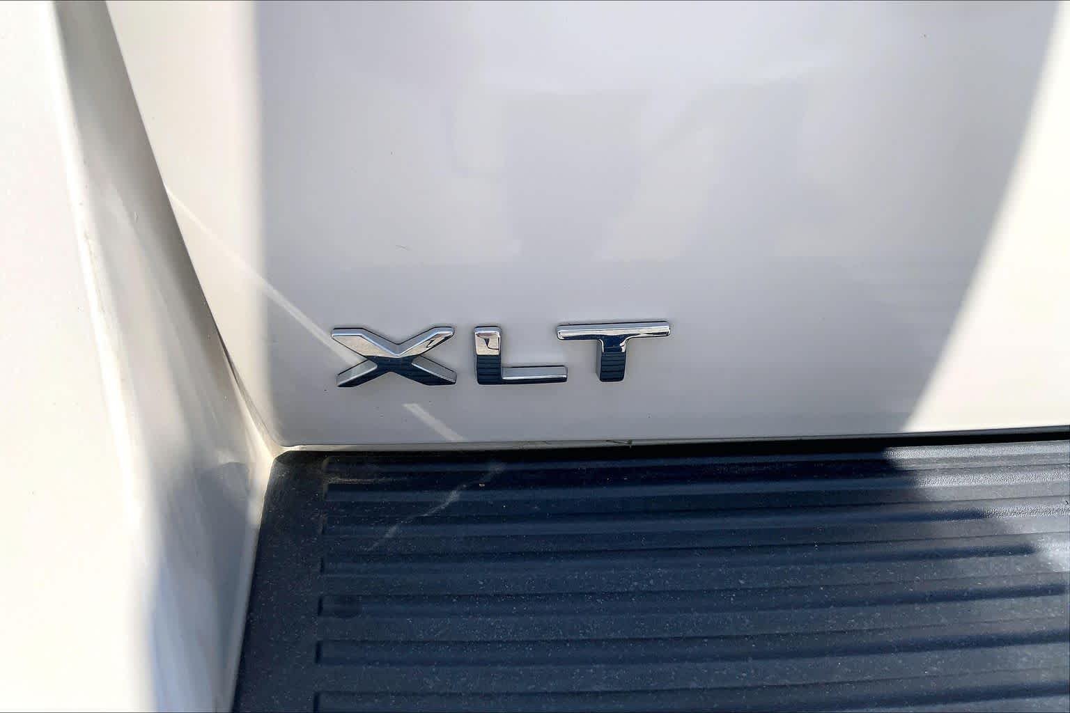 Used 2018 White Platinum Metallic Tri-Coat Ford XLT image 10