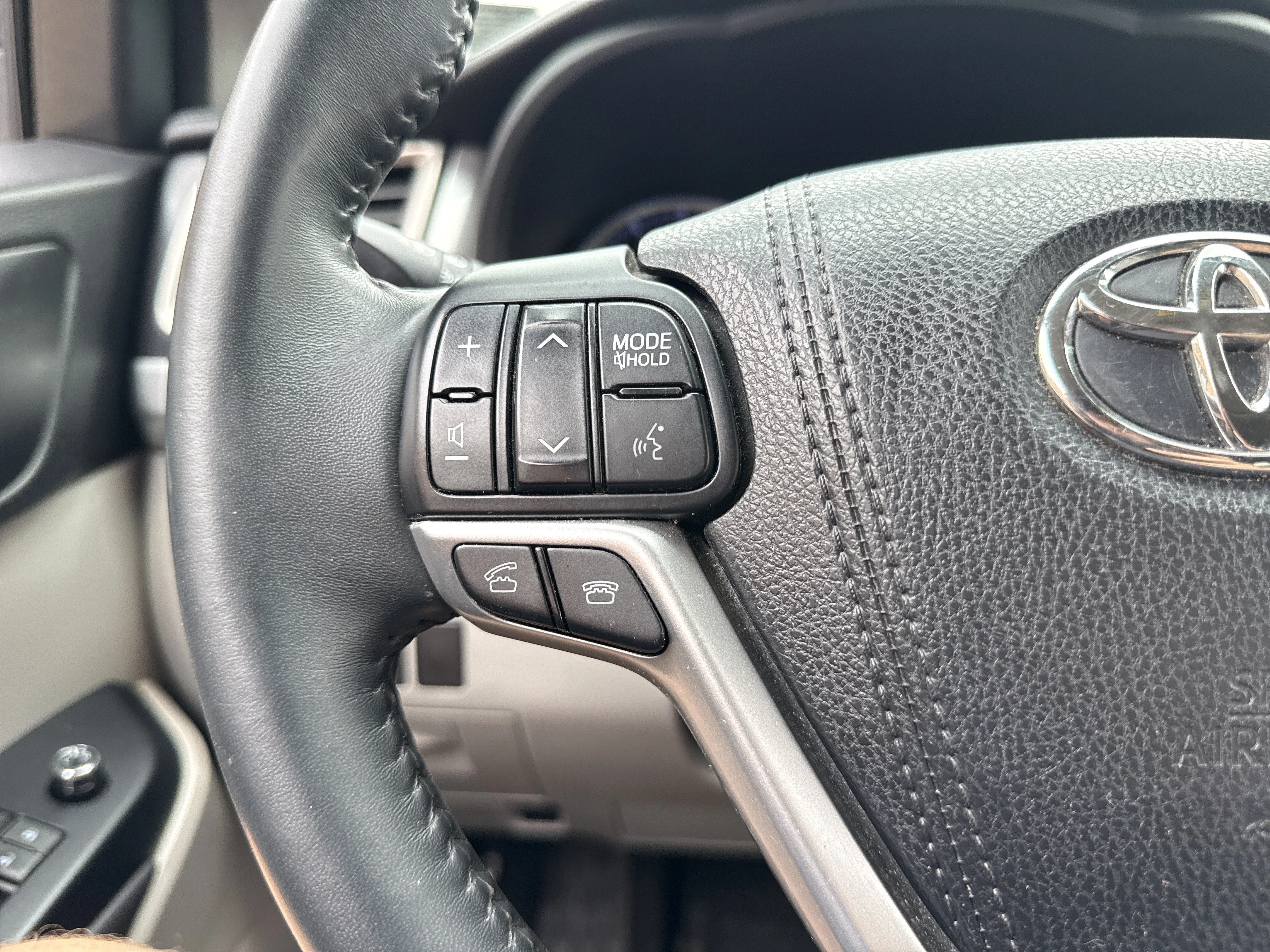 Used 2016 Blizzard Pearl Toyota XLE image 2