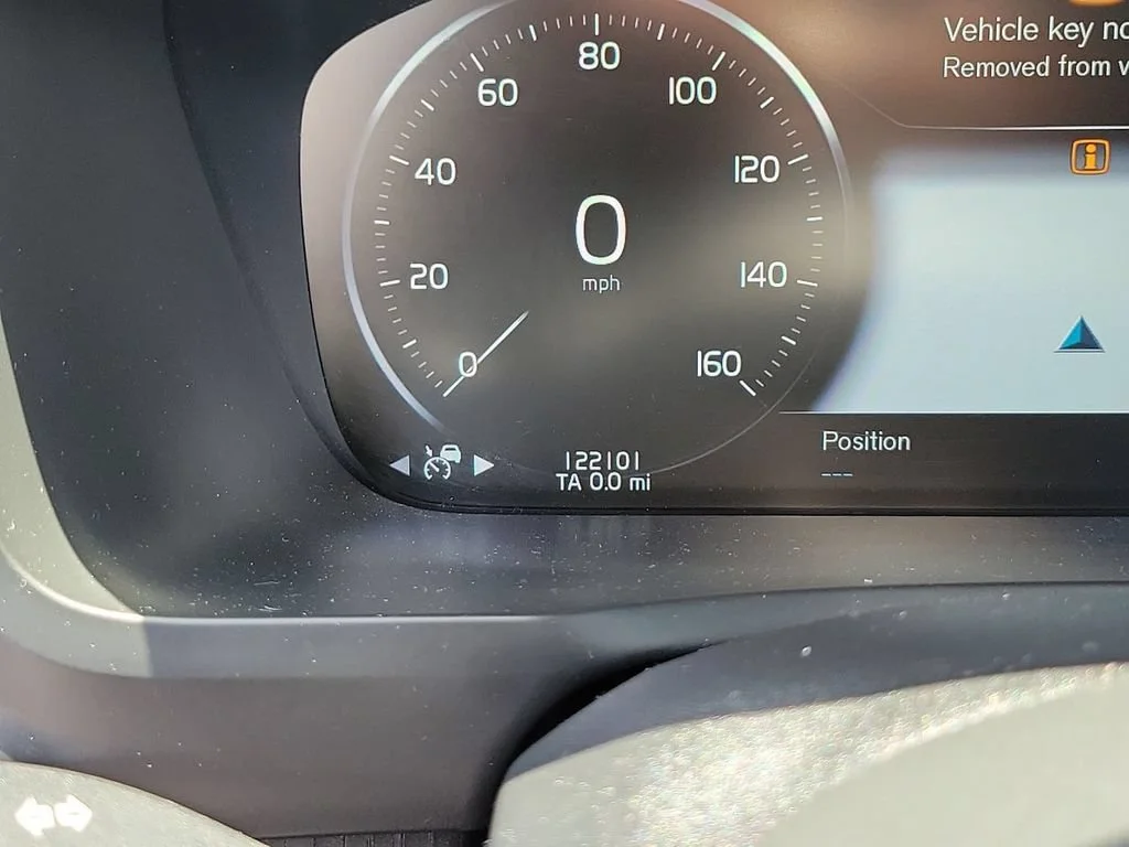 Used 2020 White Volvo T6 Momentum 7 Passenger image 12