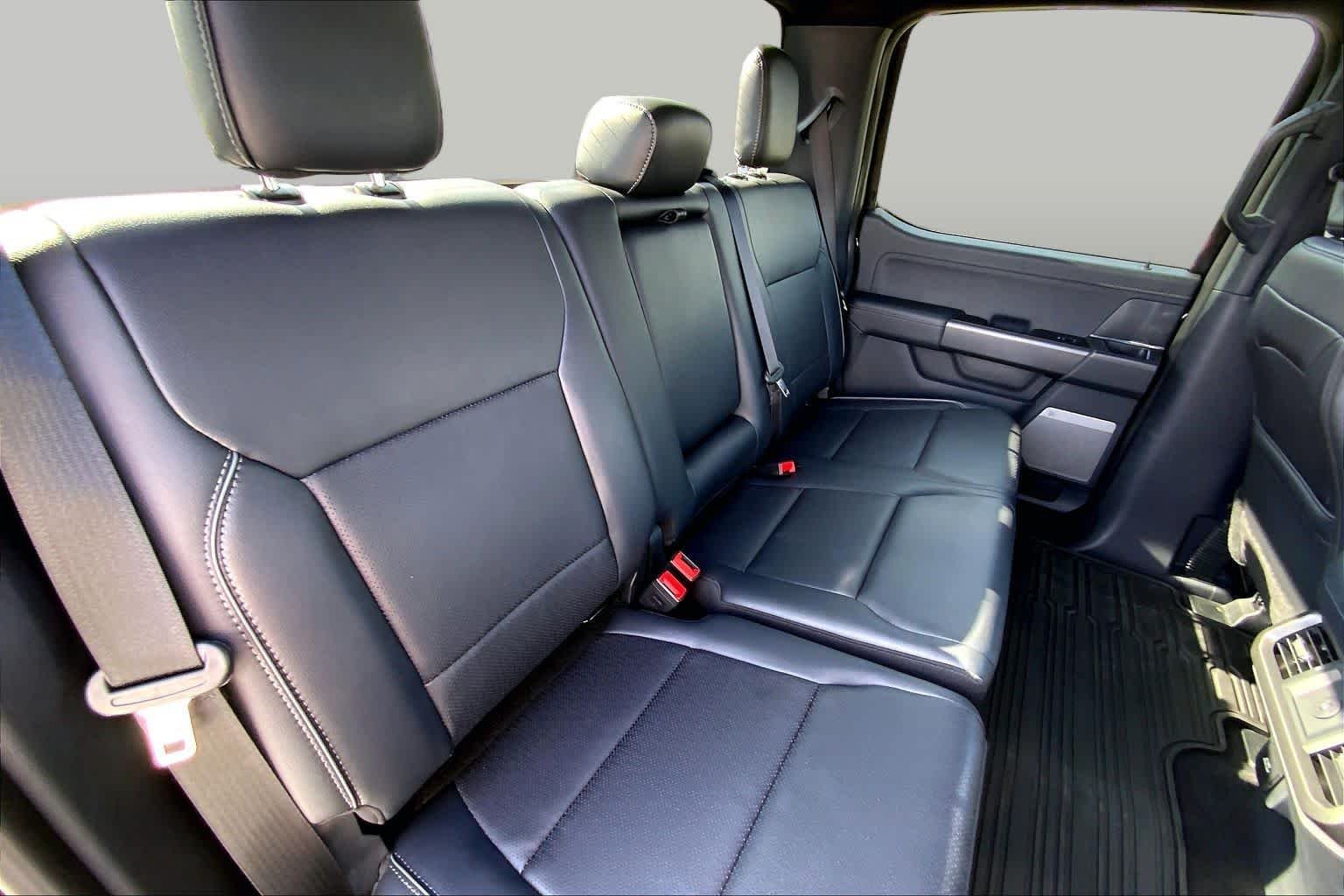 Used 2025 Agate Black Metallic Ford LARIAT image 35