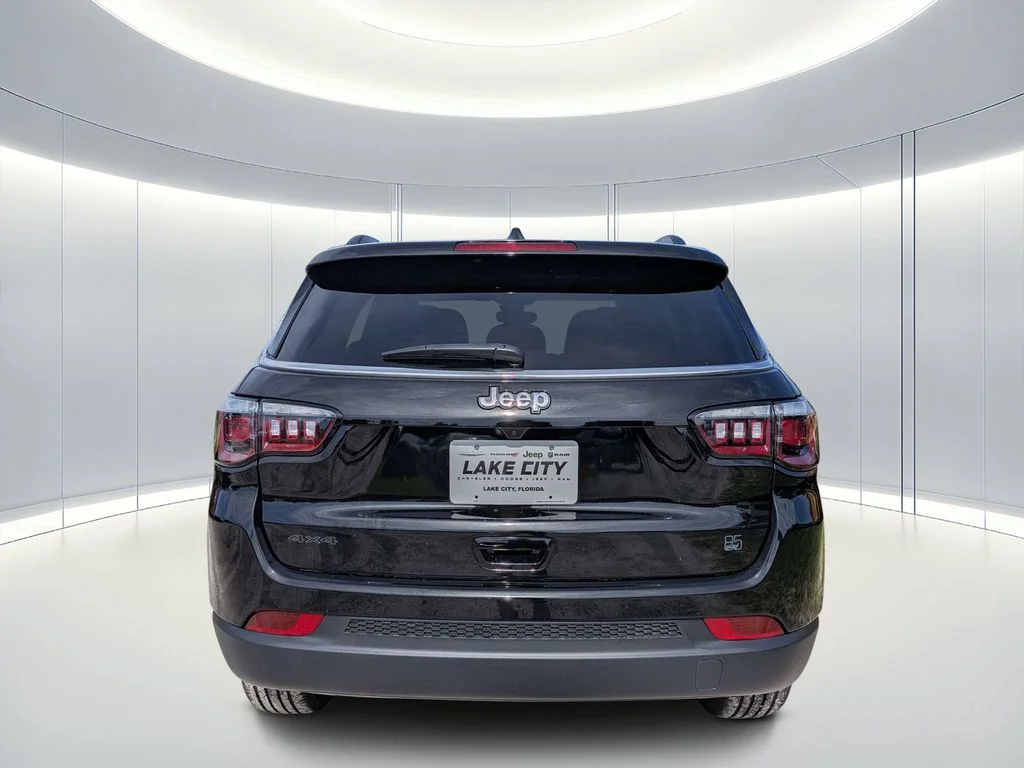 New 2026 Diamond Black Crystal Pearlcoat Jeep Latitude image 5