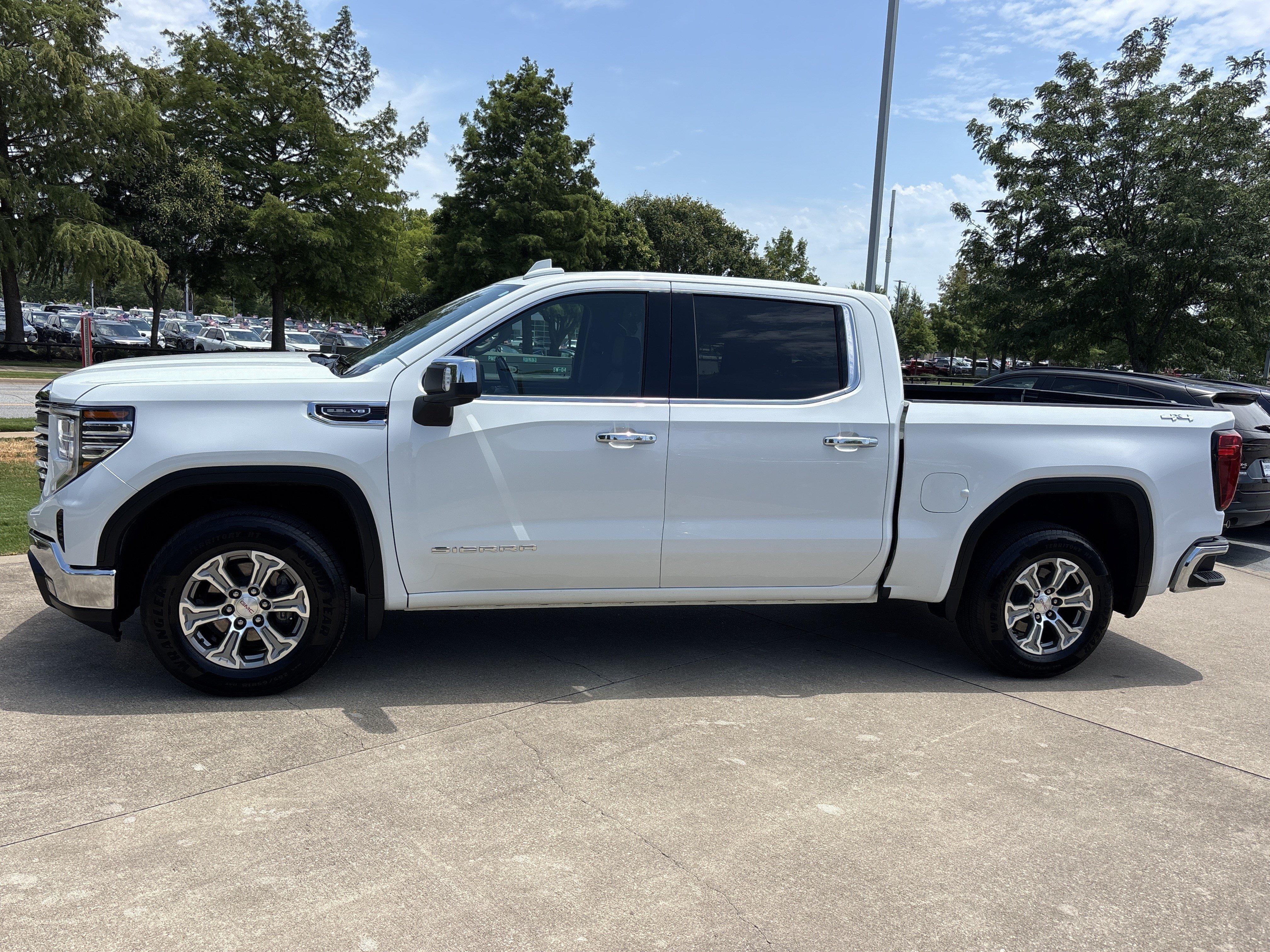 Used 2022 Summit White GMC SLT Crew Cab 4WD image 9
