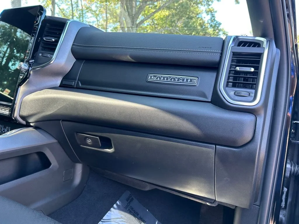 New 2026 Diamond Black Crystal Pearl-Coat Exterior Paint RAM Laramie image 29