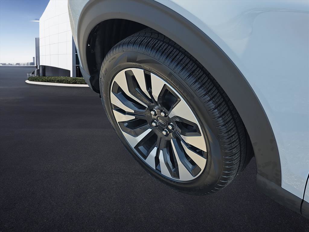 New 2027 Avalanche Gray Ford Platinum™ image 9