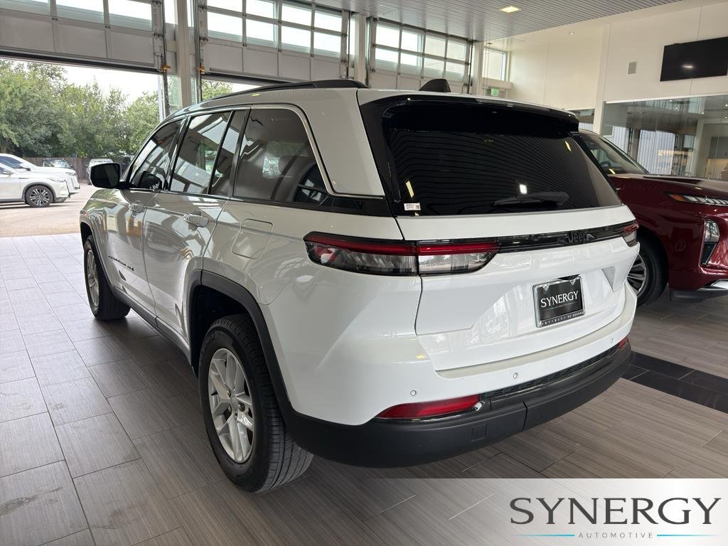 Used 2023 Bright White Clearcoat Jeep Laredo image 4