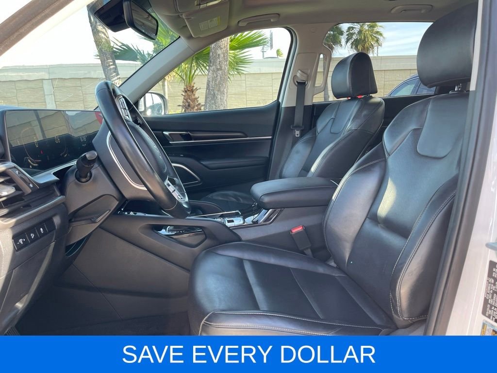 Used 2023 White Kia S image 15