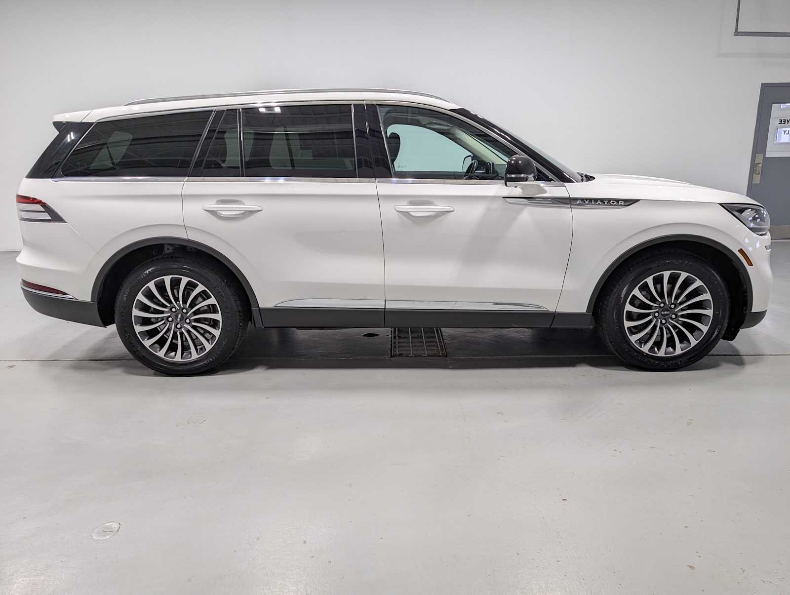 Used 2023 Pristine White Lincoln Reserve image 7
