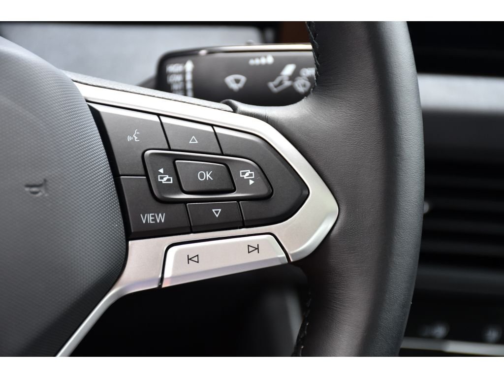 Used 2025 Pyrite Silver Metallic Volkswagen SE image 31