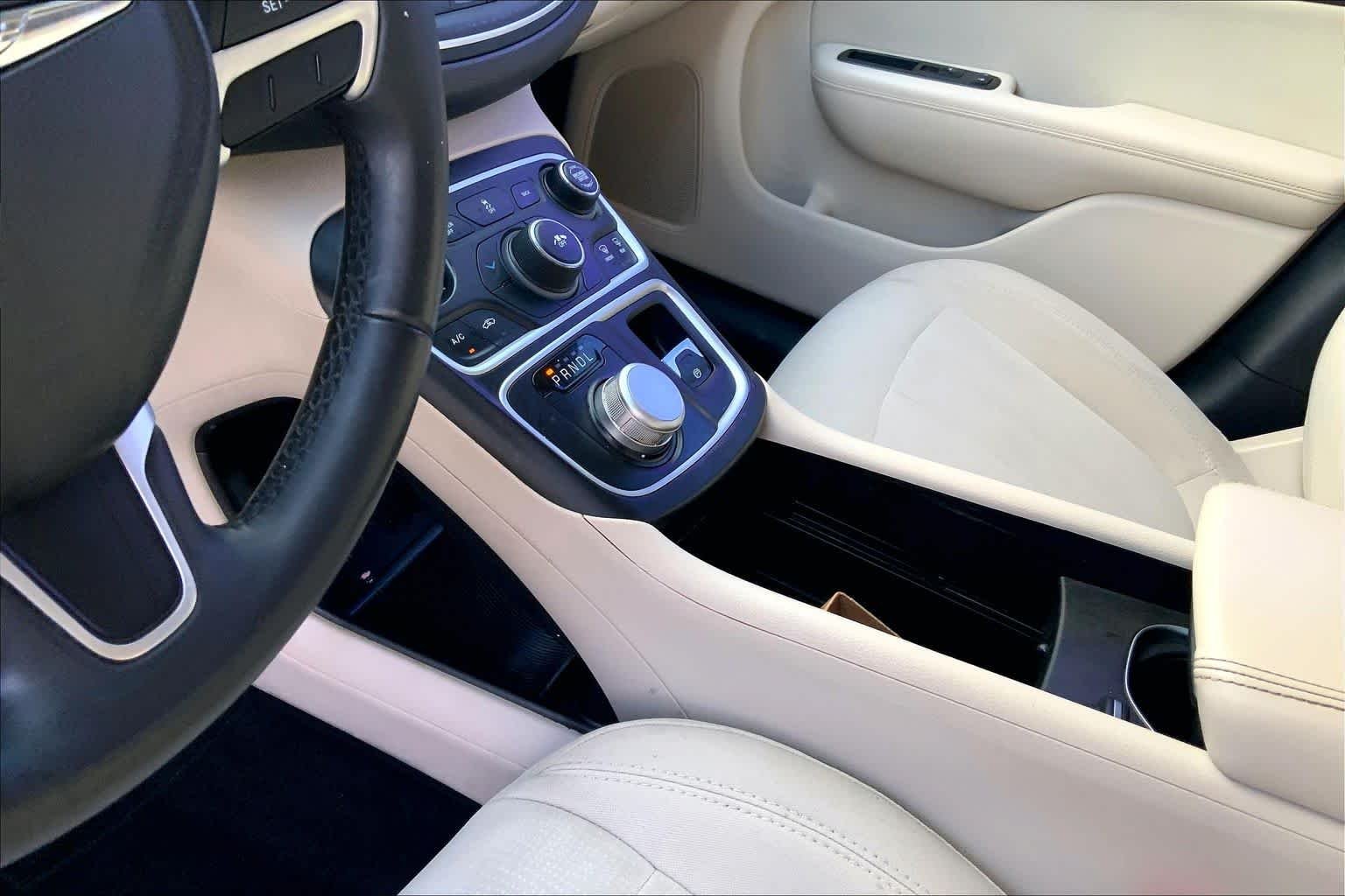 Used 2015 Bright White Clearcoat Chrysler Limited image 13