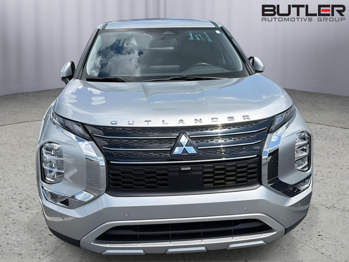 Used 2024 Alloy Silver Metallic Mitsubishi SE image 4
