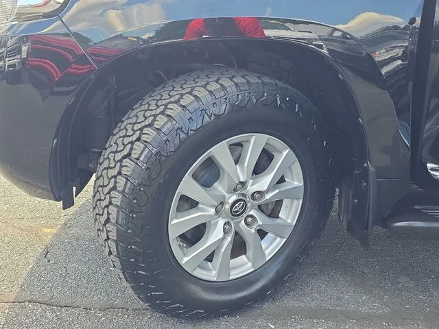 Used 2017  Toyota Base image 34