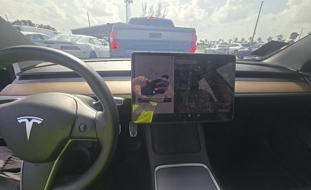 Used 2022  Tesla Base image 17