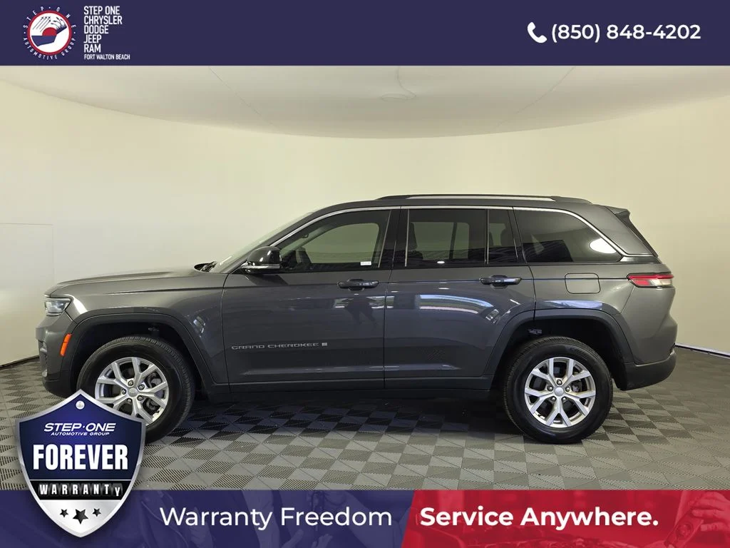 Used 2023 Gray Jeep Limited image 3