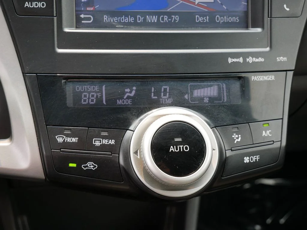 Used 2014 Silver Toyota Three image 19
