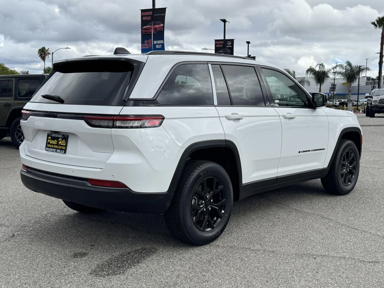 New 2026 Bright White Clear-Coat Exterior Paint Jeep Laredo Altitude image 6