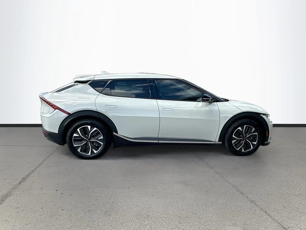Certified Used 2024  Kia Light image 8