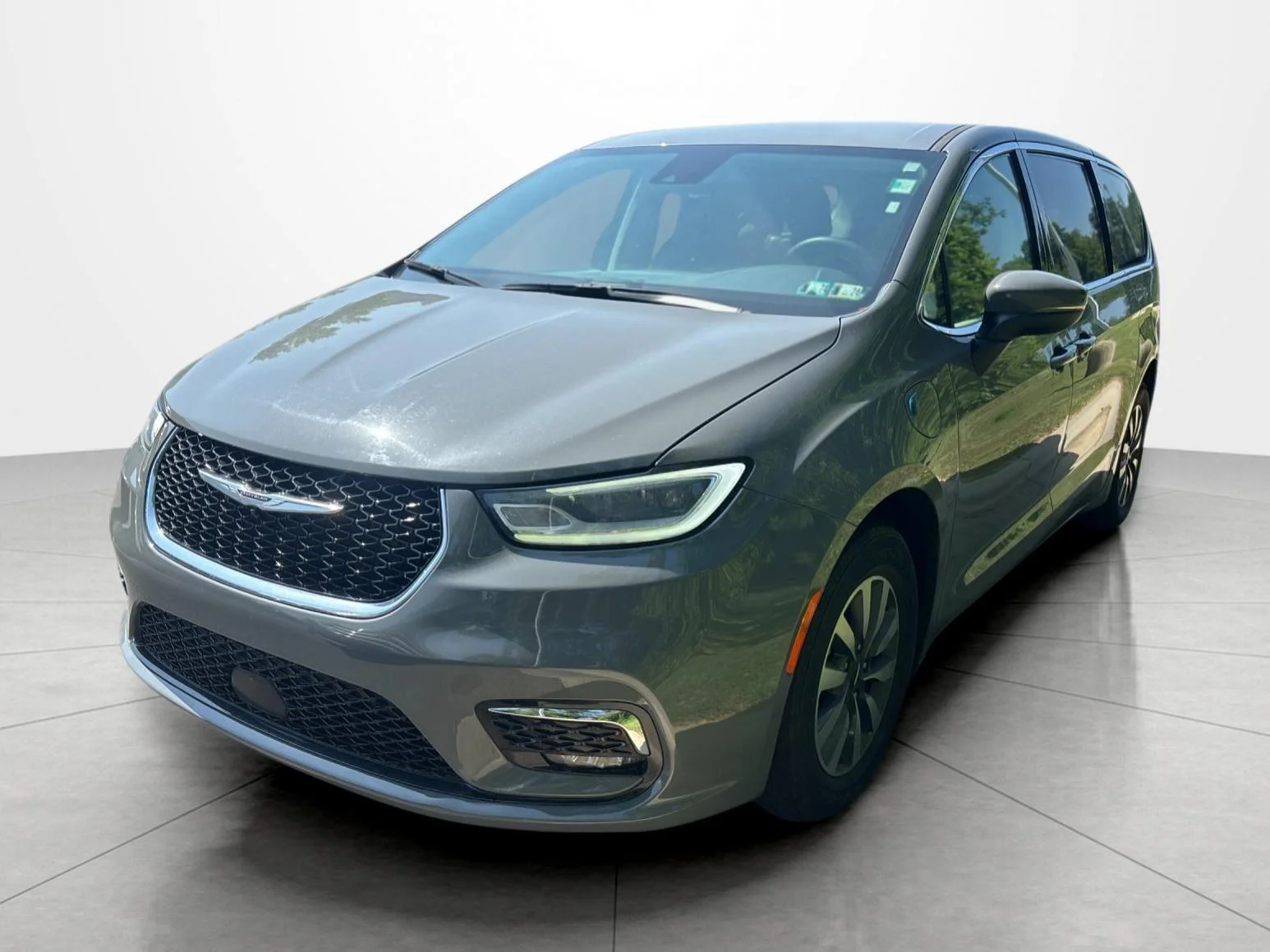 Used 2023 Ceramic Gray Clearcoat Chrysler Hybrid Touring L image 1