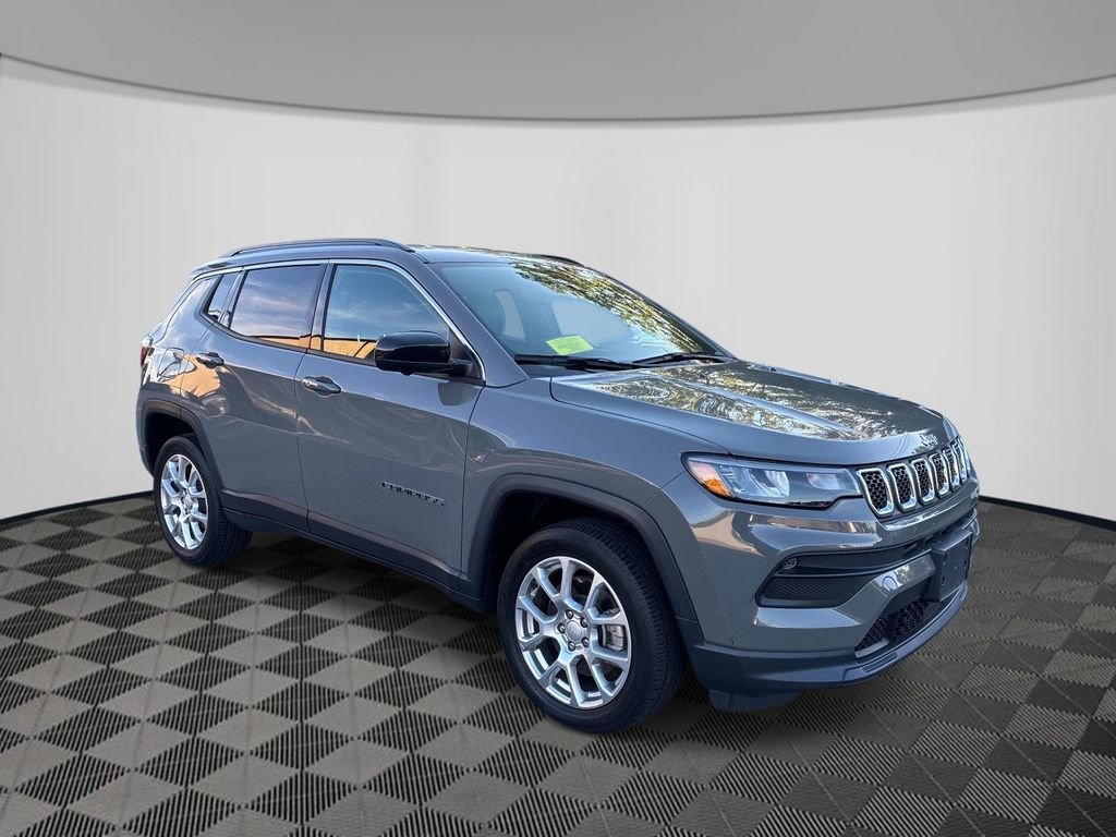 Used 2023 Gray Jeep Latitude Lux image 3