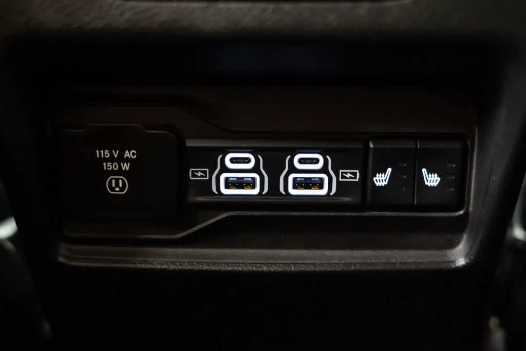 Used 2023 Diamond Black Crystal Pearlcoat Jeep  image 9