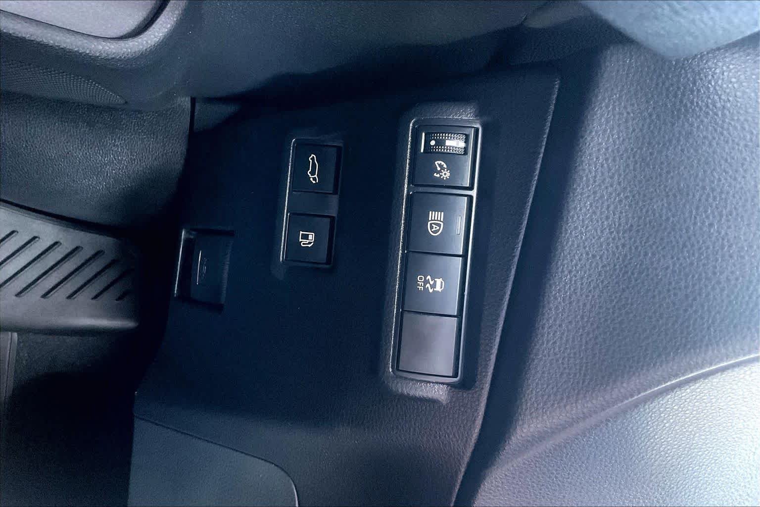 Used 2025 Wind Chill Pearl Toyota Hybrid XSE image 34