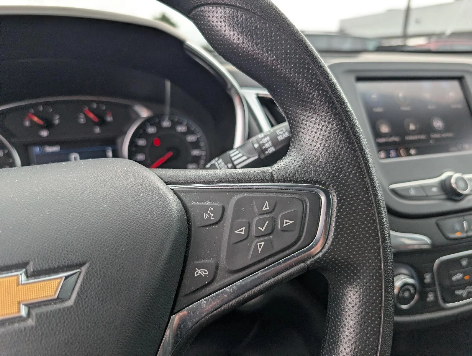 Used 2023 SUMMIT WHITE Chevrolet LT image 17