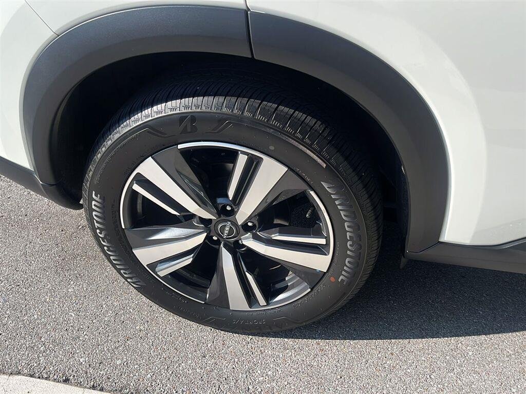 Used 2021 Pearl White Tricoat/Super Black Nissan SL image 12