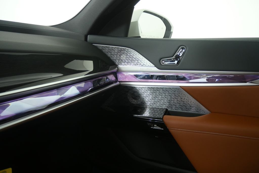New 2026 Mineral White Metallic BMW 750e xDrive image 24